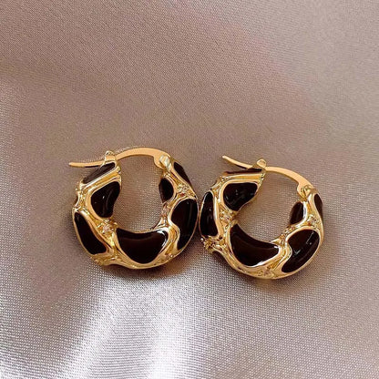 TEXTURED SMALL HOOP EARRINGS